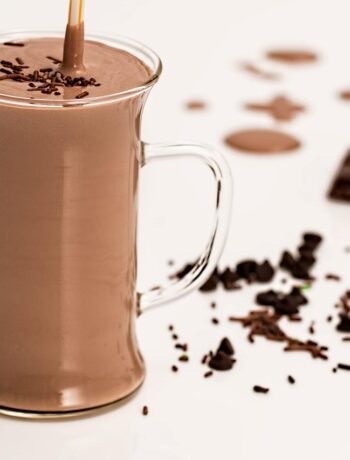 chocolate smoothie made with healthy ingredients